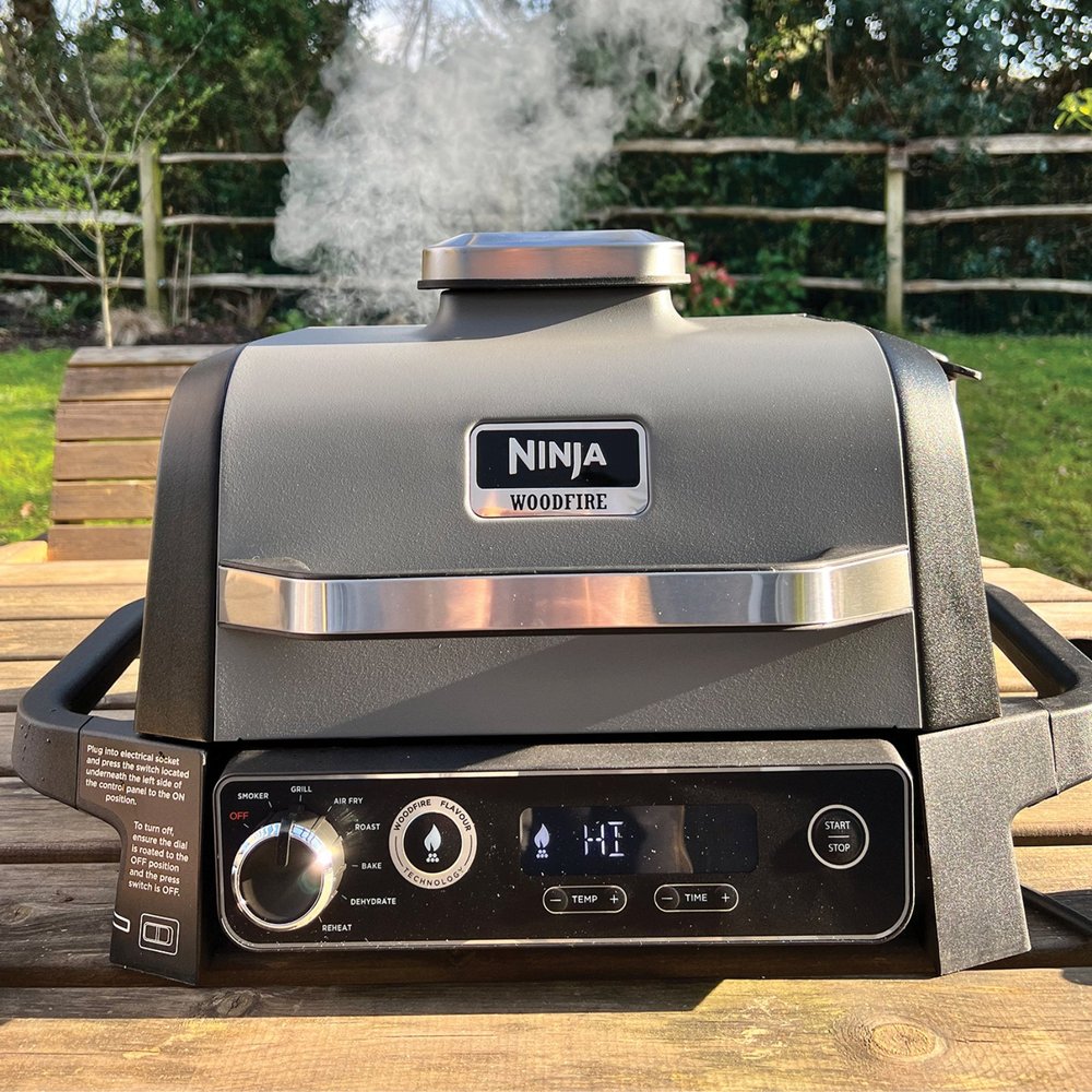 Le Ninja Woodfire : un barbecue électrique innovant avec fumoir intégré